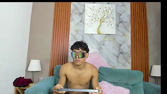 Snapshot of BOUL_GUYS chatting on June 6, 10:58 pm BOUL GUYS online show from June 6, 10:58 pm