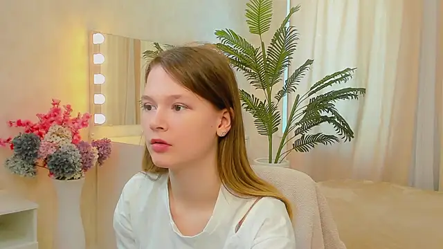 Snapshot of TiaGarnsey chatting on May 12, 2:03 pm TiaGarnsey online show from May 12, 2:03 pm