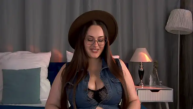 Snapshot of Queen_Monica_ chatting on July 31, 6:51 pm Queen Monica online show from July 31, 6:51 pm
