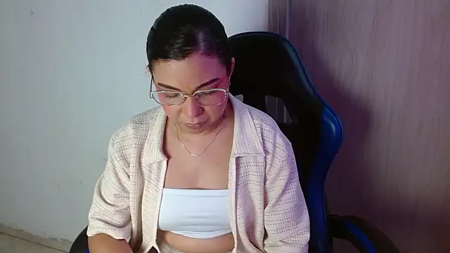 Snapshot of AliceSmity__ chatting on June 2, 12:18 pm AliceSmity online show from June 2, 12:18 pm