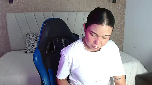 Snapshot of AliceSmity__ chatting on June 13, 12:14 pm AliceSmity online show from June 13, 12:14 pm