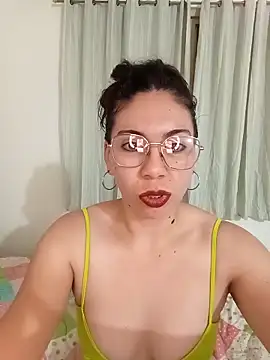Snapshot of Mia_essence chatting on May 10, 11:43 pm Mia essence online show from May 10, 11:43 pm