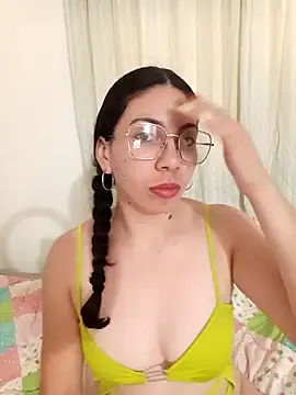 Snapshot of Mia_essence chatting on May 20, 7:31 pm Mia essence online show from May 20, 7:31 pm