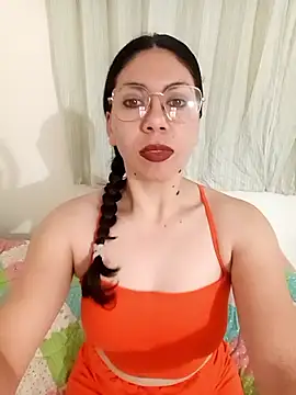 Snapshot of Mia_essence chatting on June 5, 11:38 am Mia essence online show from June 5, 11:38 am