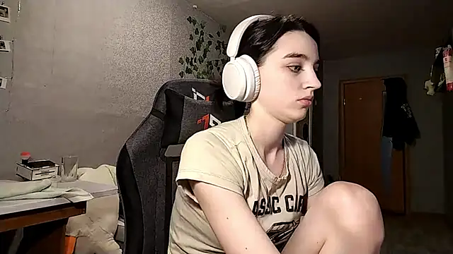 Snapshot of NightFoxxx chatting on June 17, 10:17 am NightFoxxx online show from June 17, 10:17 am