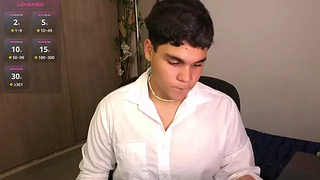Snapshot of eithan_jonnes_ chatting on June 21, 9:39 pm eithan jonnes online show from June 21, 9:39 pm