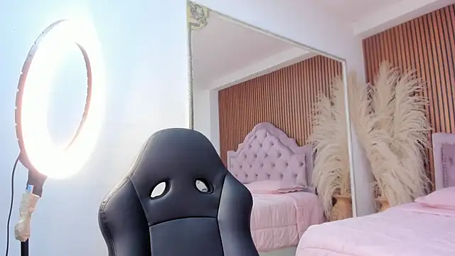 Snapshot of KourtneyAndrews chatting on June 30, 10:00 pm KourtneyAndrews online show from June 30, 10:00 pm