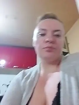 Snapshot of DiamondMia11 chatting on May 26, 9:44 pm DiamondMia11 online show from May 26, 9:44 pm