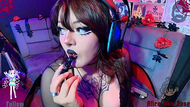 Snapshot of Alice_von_rose chatting on June 27, 5:23 am Alice von rose online show from June 27, 5:23 am