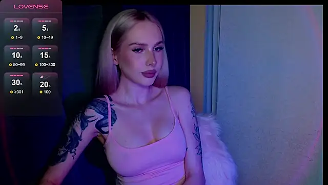 Snapshot of MichelleVelour chatting on June 15, 4:53 pm MichelleVelour online show from June 15, 4:53 pm