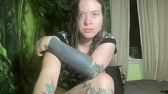 Snapshot of mo0ngoddess chatting on February 5, 3:44 am mo0ngoddess online show from February 5, 3:44 am