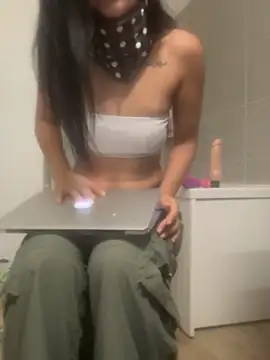 Snapshot of PoussiereOrientale chatting on June 3, 10:48 pm PoussiereOrientale online show from June 3, 10:48 pm
