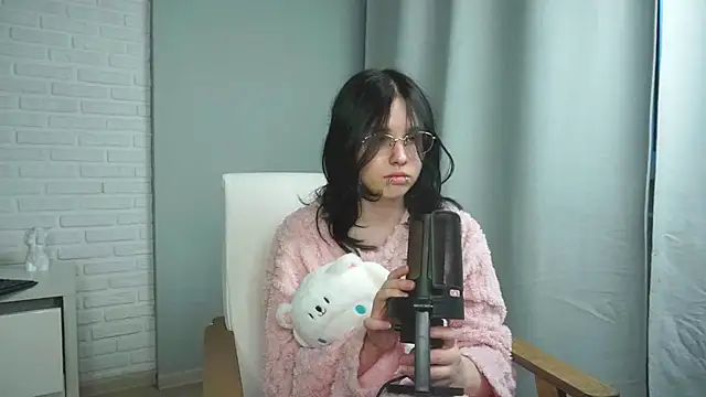 Snapshot of CloudyLina chatting on May 12, 4:04 pm CloudyLina online show from May 12, 4:04 pm