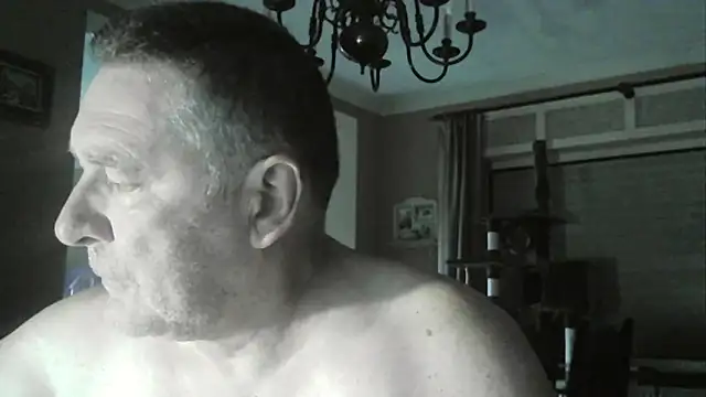 Snapshot of edje59a chatting on October 9, 6:11 am edje59a online show from October 9, 6:11 am