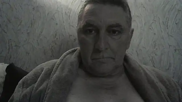 Snapshot of edje59a chatting on October 23, 1:05 am edje59a online show from October 23, 1:05 am