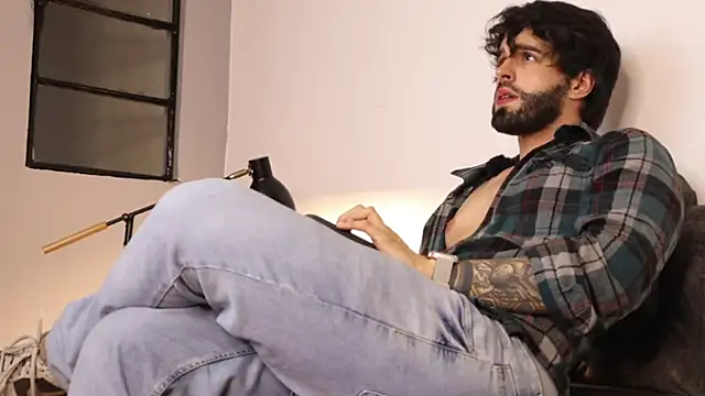Snapshot of JuanMillano chatting on May 30, 1:35 am JuanMillano online show from May 30, 1:35 am