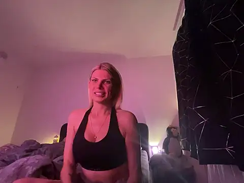 Snapshot of Hailey_amour chatting on May 18, 9:09 pm Hailey amour online show from May 18, 9:09 pm