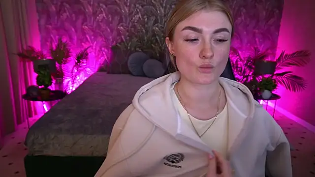 Snapshot of Lolly_Rosee chatting on May 19, 9:37 am Lolly Rosee online show from May 19, 9:37 am