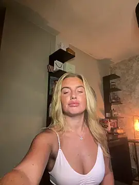 Snapshot of CharlottemilfUKx chatting on May 25, 11:11 pm CharlottemilfUKx online show from May 25, 11:11 pm