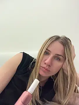 Snapshot of AnnaMist_ chatting on May 22, 6:35 pm AnnaMist online show from May 22, 6:35 pm