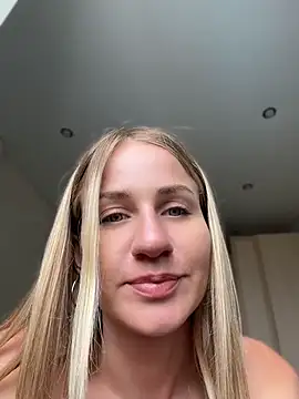 Snapshot of AnnaMist_ chatting on July 1, 10:28 am AnnaMist online show from July 1, 10:28 am