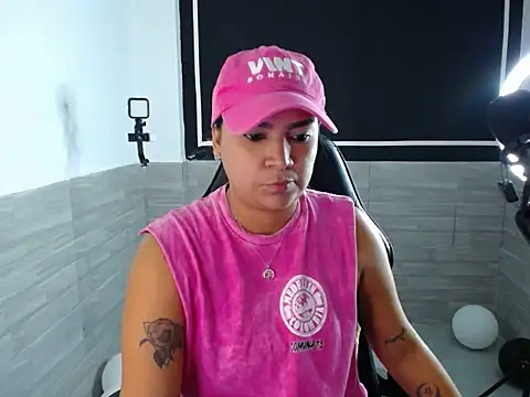 Snapshot of Ibony_25 chatting on May 25, 5:19 pm Ibony 25 online show from May 25, 5:19 pm