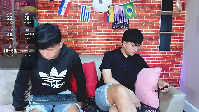 Snapshot of Hoot_boyss_ chatting on July 7, 8:13 pm Hoot boyss online show from July 7, 8:13 pm