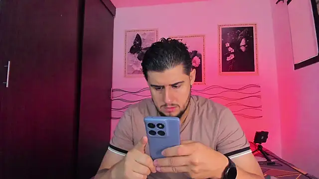Snapshot of Ryan_evannss_ chatting on May 22, 1:06 pm Ryan evannss online show from May 22, 1:06 pm