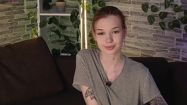 Snapshot of OliviaFoxsis chatting on May 16, 6:21 am OliviaFoxsis online show from May 16, 6:21 am