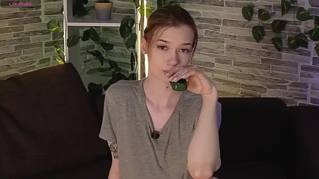 Snapshot of OliviaFoxsis chatting on May 16, 6:32 am OliviaFoxsis online show from May 16, 6:32 am