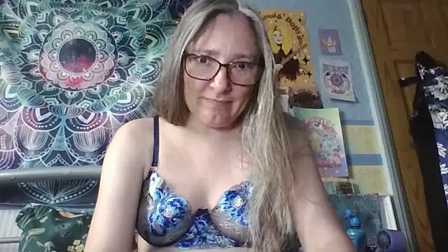 Snapshot of Izzylove47 chatting on May 31, 12:12 pm Izzylove47 online show from May 31, 12:12 pm