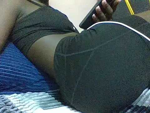 Snapshot of Curvyqueeh chatting on June 25, 7:18 pm Curvyqueeh online show from June 25, 7:18 pm