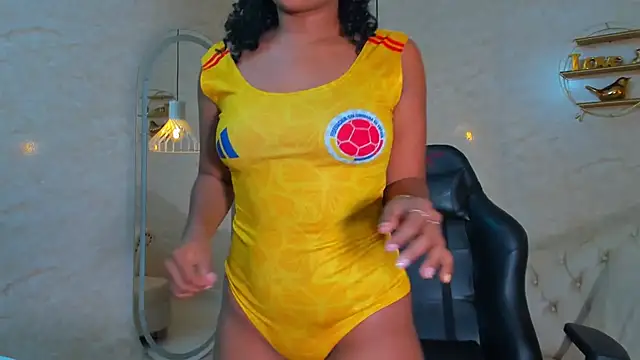 Snapshot of Horny_Curls chatting on June 28, 3:45 am Horny Curls online show from June 28, 3:45 am