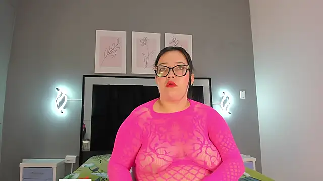 Snapshot of zoe_curvyy chatting on June 1, 12:07 pm zoe curvyy online show from June 1, 12:07 pm