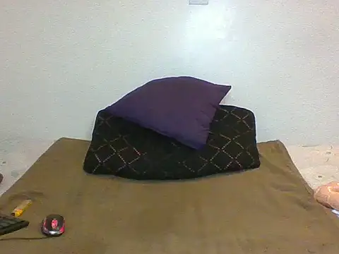 Snapshot of cessylolla8 chatting on July 6, 4:42 pm cessylolla8 online show from July 6, 4:42 pm