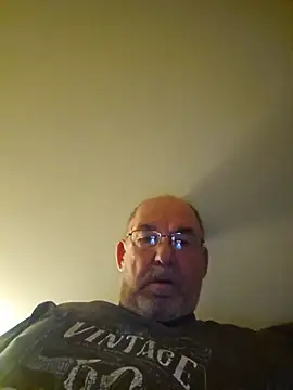 Snapshot of shyguytm chatting on June 14, 9:55 am shyguytm online show from June 14, 9:55 am