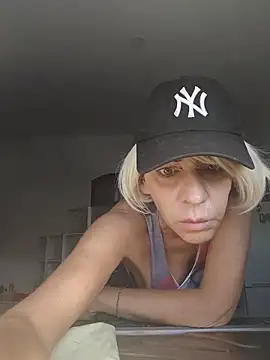 Snapshot of MartinaX_X chatting on May 18, 8:42 am MartinaX X online show from May 18, 8:42 am