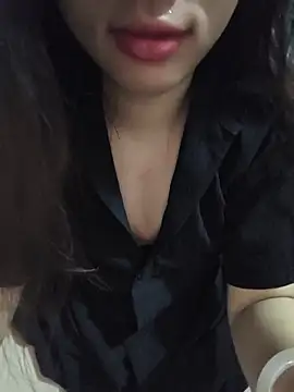 Linh-Anhh online show from May 31, 9:05 pm