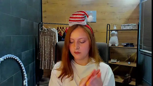 Snapshot of LauraaJohnson chatting on May 19, 1:28 pm LauraaJohnson online show from May 19, 1:28 pm