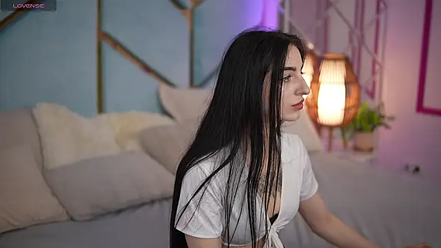 Snapshot of EmilyyMoon chatting on June 24, 6:45 am EmilyyMoon online show from June 24, 6:45 am