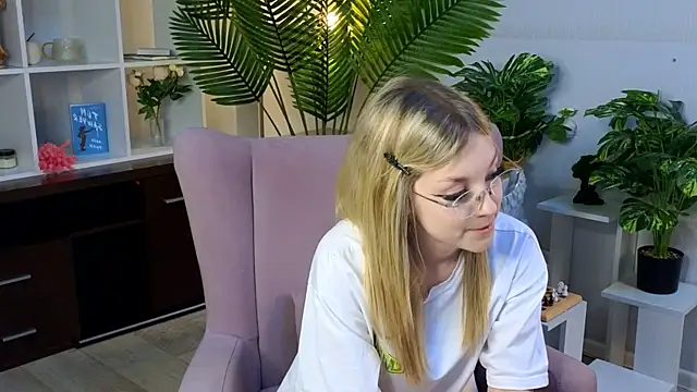 Snapshot of NovaOliphant chatting on May 19, 8:31 am NovaOliphant online show from May 19, 8:31 am