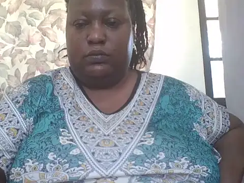 Snapshot of fat_ebonyqueen chatting on June 10, 8:24 am fat ebonyqueen online show from June 10, 8:24 am