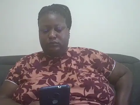 Snapshot of fat_ebonyqueen chatting on June 11, 6:22 am fat ebonyqueen online show from June 11, 6:22 am