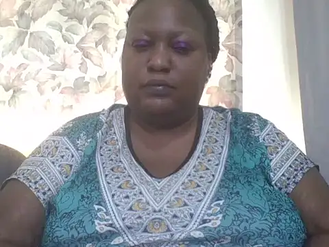 Snapshot of fat_ebonyqueen chatting on June 22, 5:59 am fat ebonyqueen online show from June 22, 5:59 am