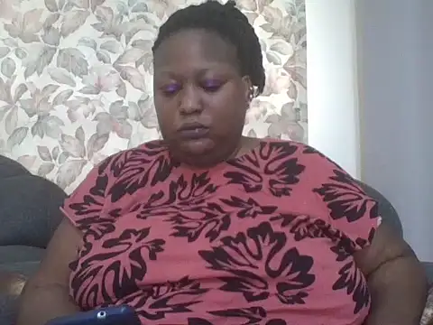 Snapshot of fat_ebonyqueen chatting on June 25, 6:18 am fat ebonyqueen online show from June 25, 6:18 am