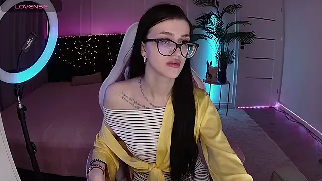 Snapshot of Ariella_Me chatting on June 3, 6:27 am Ariella Me online show from June 3, 6:27 am