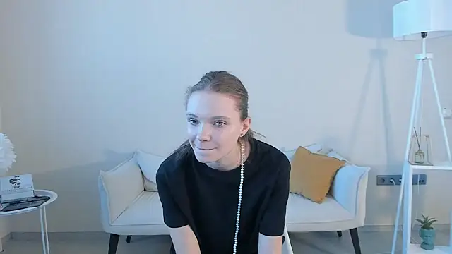 Snapshot of EstelleCondra chatting on May 20, 5:57 am EstelleCondra online show from May 20, 5:57 am