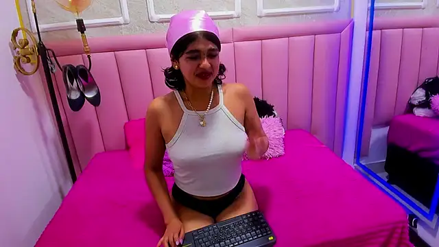 Snapshot of velvet_girll chatting on June 23, 5:38 am velvet girll online show from June 23, 5:38 am