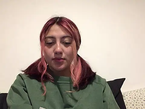 Snapshot of Emma_Cut chatting on May 30, 11:24 pm Emma Cut online show from May 30, 11:24 pm