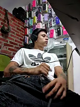 Snapshot of tom_latin chatting on June 6, 10:14 pm tom latin online show from June 6, 10:14 pm